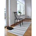 Tapis de couloir rayé gris et blanc ARE SOFIE SJOSTROM DESIGN