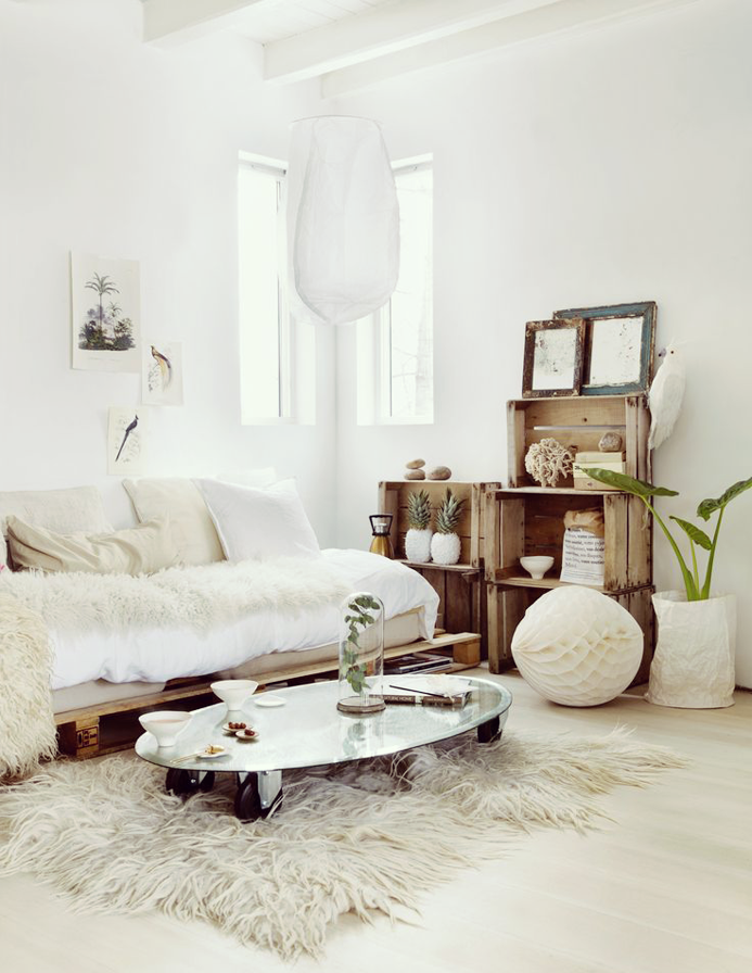 Salon cocooning entièrement blanc, tapis shaggy